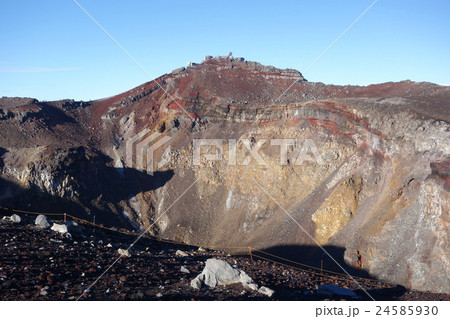富士山頂の剣ヶ峰とお鉢 24585930