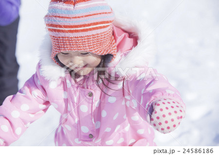 雪 女の子の写真素材