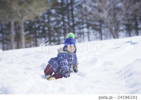 雪　男の子 24586191