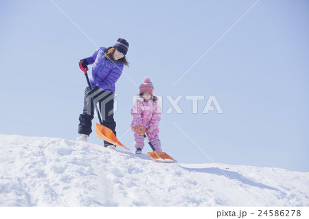 雪かき　親子 24586278