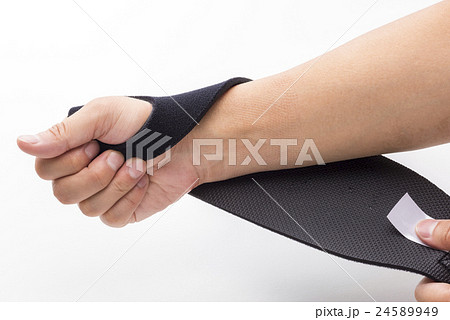 手首のサポーターを着脱する 手首のサポーターを着脱する 24589949