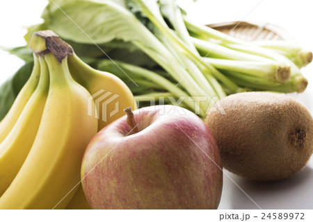 並べられた野菜と果物 24589972