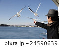 海鳥と男性 24590639