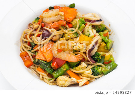 Spaghetti with spicy seafood 24595827