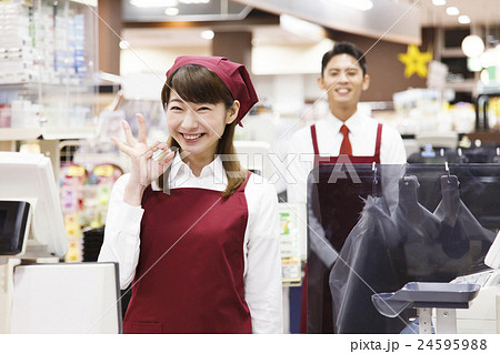 スーパー スーパーマーケット レジ 店員 スタッフ 男性 女性 アルバイトの写真素材