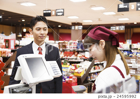 スーパー スーパーマーケット お客 レジ 店員 スタッフ 男性 女性 アルバイトの写真素材