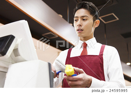 スーパー スーパーマーケット お客 レジ 店員 スタッフ 男性 アルバイトの写真素材