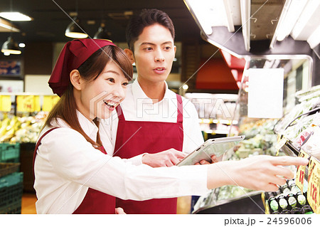 スーパー　スーパーマーケット　店員　スタッフ　女性　アルバイト　若い女性 24596006