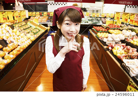 スーパー　スーパーマーケット　店員　スタッフ　女性　アルバイト　若い女性 24596011