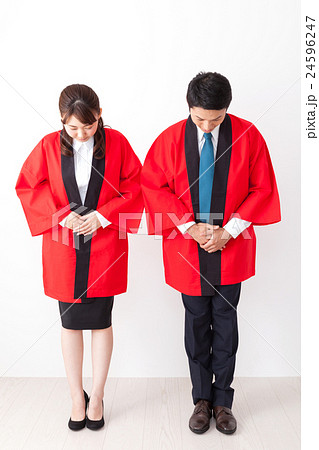 お辞儀する販売員 お辞儀する販売員 24596247