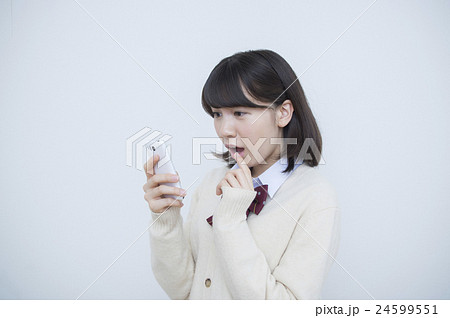 携帯を見て驚く女子高生 携帯を見て驚く女子高生 24599551