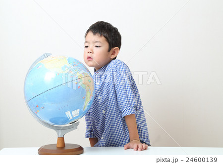 地球儀を見る子供の写真素材