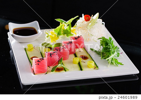 Tuna sashimi 24601989