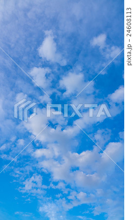 9月の夕方の空 レタッチでより青く 縦 9月の夕方の空 レタッチでより青く 縦 24608113