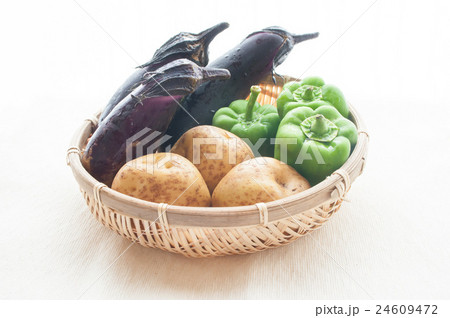 野菜（ナス、じゃがいも、ピーマン） 24609472