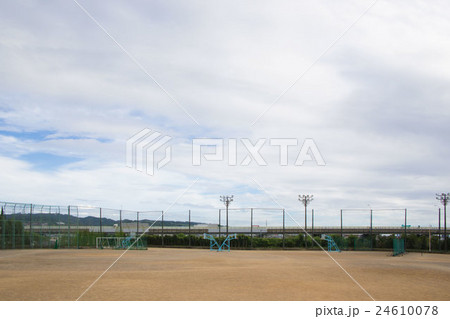 学校のグラウンドと曇り空 学校のグラウンドと曇り空 24610078