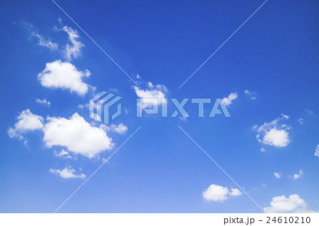 青空　空　雲　夏の空　背景　背景素材　8月　コピースペース 24610210