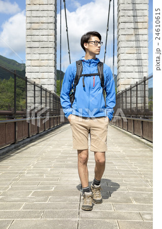 登山　トレッキング　イメージ　男性　全身　スタイリシュ　ファッション　ポートレート 24610615