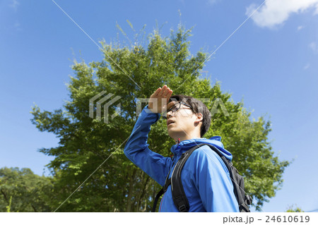 登山 トレッキング イメージ 青空 頂上 男性 上半身 太陽光線を遮る 手 疲労 登山 トレッキング イメージ 青空 頂上 男性 上半身 太陽光線を遮る 手 疲労 24610619