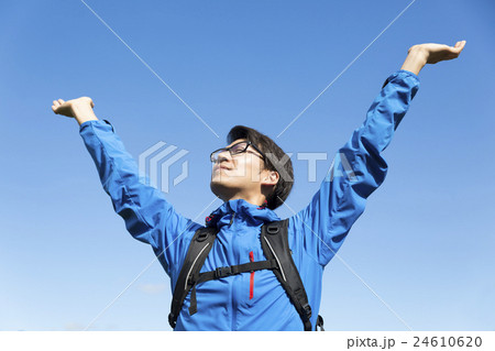 登山 トレッキング イメージ 青空 頂上に着いて 深呼吸 万歳をするイメージ 登山 トレッキング イメージ 青空 頂上に着いて 深呼吸 万歳をするイメージ 24610620