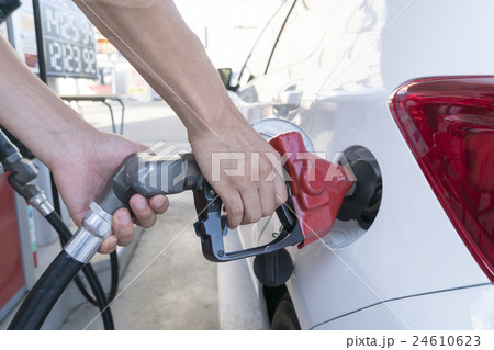 車　ガソリンを入れる　給油　ガソリンスタンド　セルフスタンド 24610623