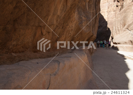 ぺトラ遺跡 飲用水路跡 シーク(峡谷) ぺトラ遺跡 飲用水路跡 シーク(峡谷) 24611324