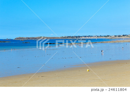 フランスの城塞都市サンマロのビーチと青空 24611804