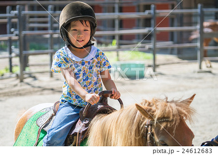 乗馬体験をする小さな女の子 24612683