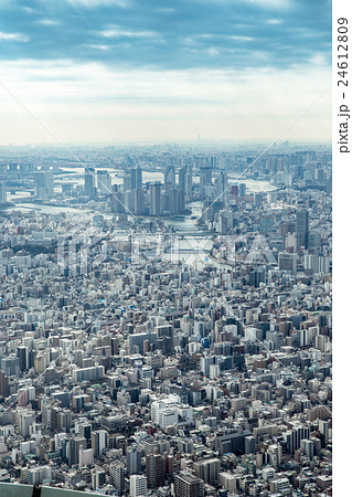 天気が悪い日の東京スカイツリーからの都心の眺めの写真素材