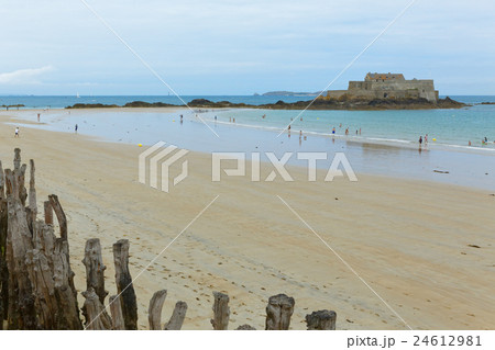 フランスの城塞都市サンマロのビーチ 24612981