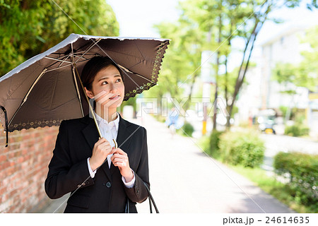 日傘をさす若い会社員の女性 24614635
