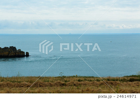 フランスの避暑地Cancale近くの岬の景観 24614971