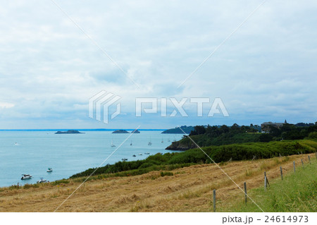 フランスの避暑地Cancale近くの岬の景観 24614973