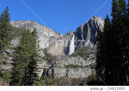 青空のヨセミテ滝　カリフォルニア　アメリカ 24615001