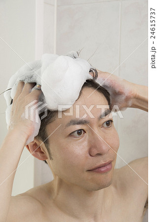 シャンプーをする男性 シャンプーをする男性 24615737