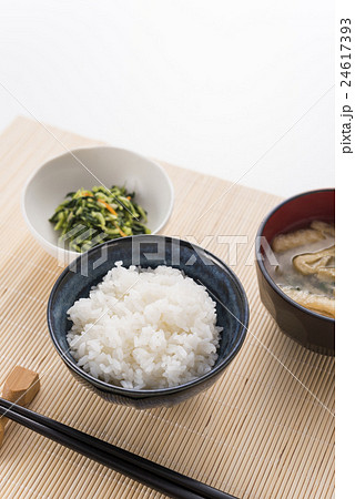 壬生菜漬けとごはんと味噌汁 24617393