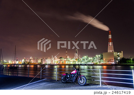 三重県 四日市港の工場夜景 コンビナートとピンクのオートバイの写真素材