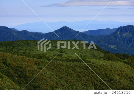 真夏の無意根山登山道から見る高原風景と背後の増毛山地 24618216