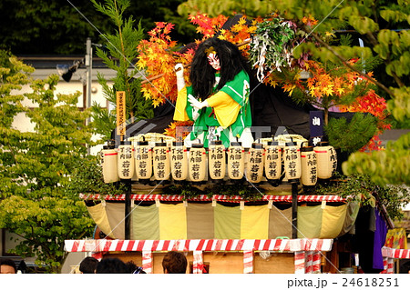 角館神明神社に参拝する曳山の背後姿 24618251