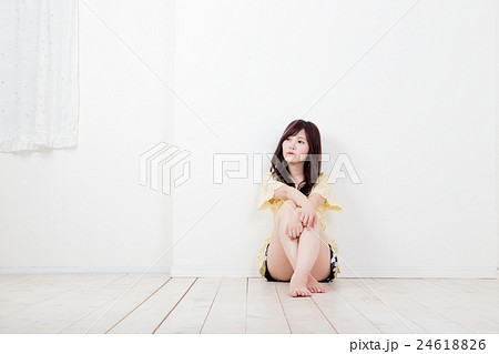 体育座りをする女性の写真素材