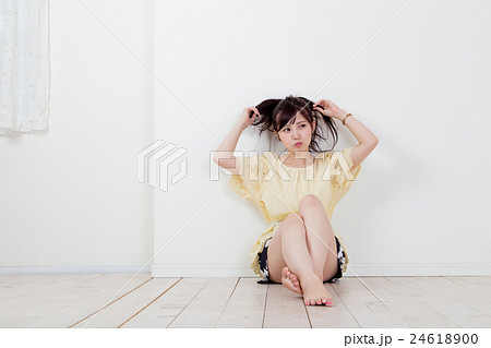 体育座りする女性の写真素材