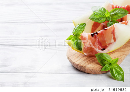 Melon with prosciutto and basil 24619682