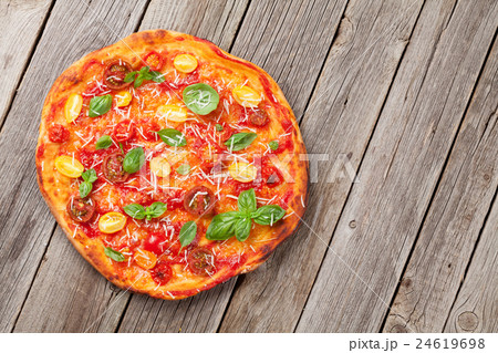 Pizza with tomatoes, mozzarella and basil 24619698