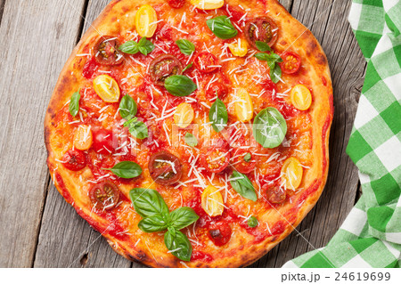 Pizza with tomatoes, mozzarella and basil 24619699
