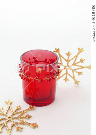 クリスマスグッズ赤いグラスのキャンドルと雪の結晶型オーナメント 24619786