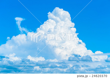 夏の入道雲の写真素材