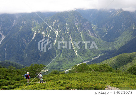 蝶ヶ岳山頂から穂高を望む女性トレッカー 蝶ヶ岳山頂から穂高を望む女性トレッカー 24621078