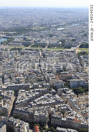 パリ：エッフェル塔から見たアンバンリッドとセーヌ川 24624032