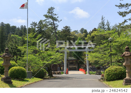 熊野大社　神社前　鳥居と朱色の八雲橋 24624542