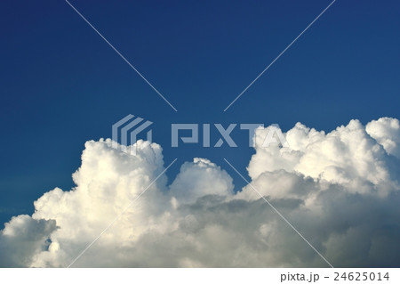 入道雲と青空のコピースペース 24625014